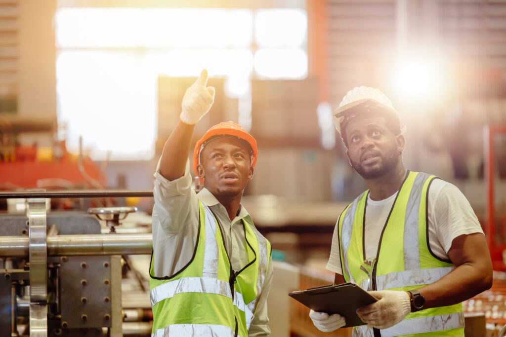 Técnicos a analisar uma instalação industrial